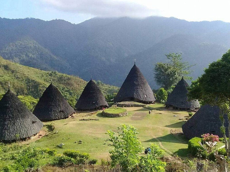 rdt1-pemandangan-rumah-adat-NTT-Mbaru-Niang