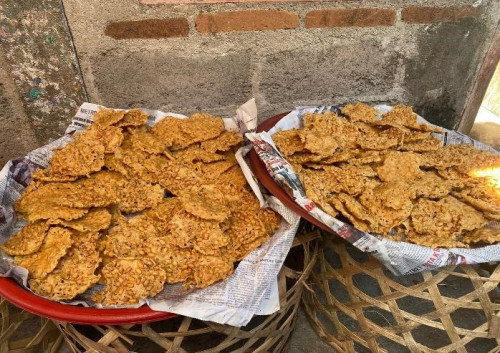 Inovasi Kuliner  “Kelezatan Keripik Rempeyek dari Desa Manukaya"